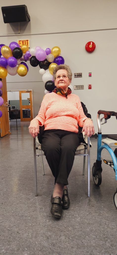 Jeanne Allard quand elle totalisait 100 ans de naissance, elle va avoir 102 ans le 10 février 2025. Elle utilise un ordinateur et une tablette pour contrer la grève de Postes Canada